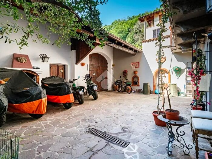 Casa quadrilocale in vendita in Via I Maggio, Pescate