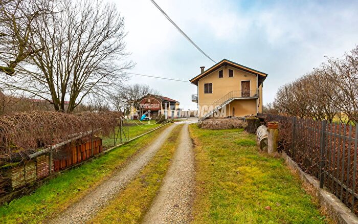 Appartamento con 5 locali in vendita in Strada Bianchi, Villanova DAsti