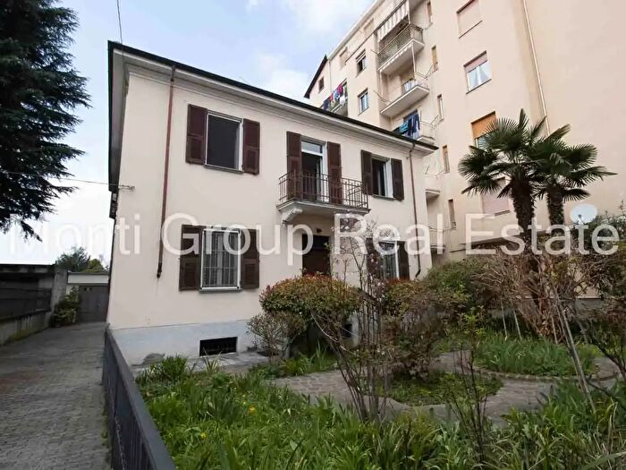 Casa con 8 locali in vendita in Acqui Terme
