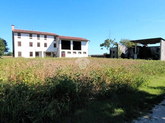Casa con 8 locali in vendita in Roncade