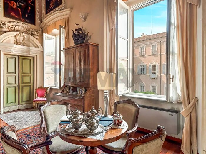 Casa con 13 locali in vendita in Piacenza