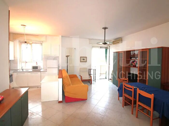 Appartamento trilocale in vendita in Via Vincenzo Rsusso, Milano