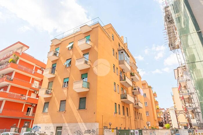 Appartamento con 5 locali in vendita in Via Val Senio, Roma