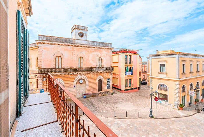 Appartamento con 8 locali in vendita in Piazza Giuseppe Garibaldi, Casarano