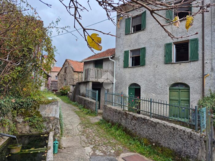 Casa con 5 locali in vendita in Località Montemoro, Montoggio