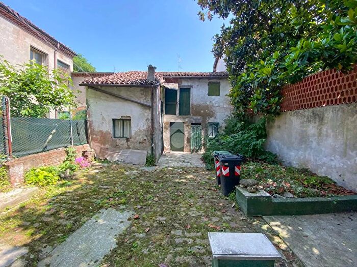 Casa con 6 locali in vendita in Via Loschi Bernardino, Carpi