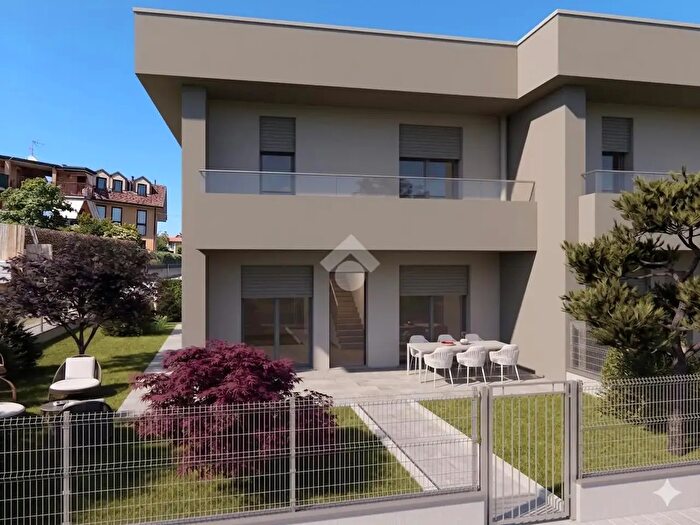Casa quadrilocale in vendita in Via Milano, Grezzago