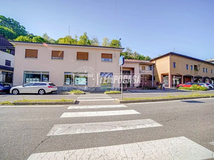 Appartamento con 5 locali in vendita in Via Piave, Azzate