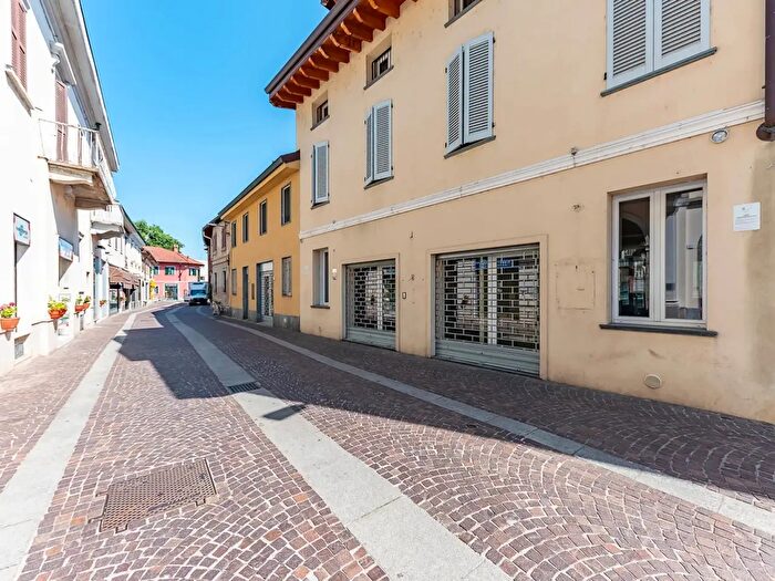 Appartamento con 6 locali in vendita in Piazza Angelo Borroni, Lainate