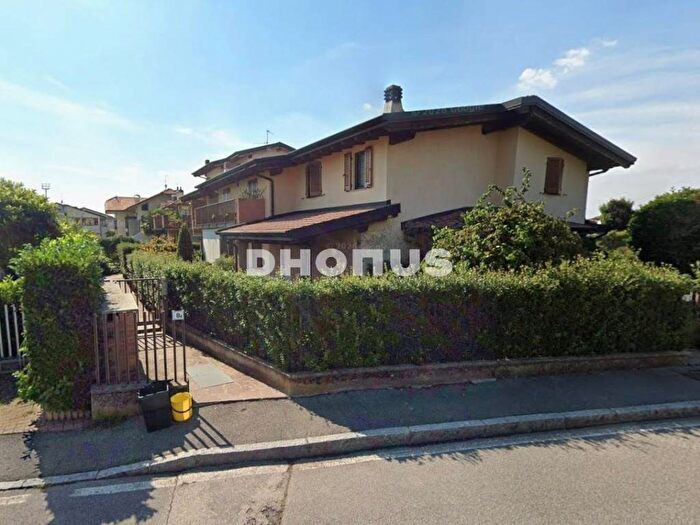 Appartamento trilocale in affitto in Via Giacomo Puccini A, Azzano San Paolo