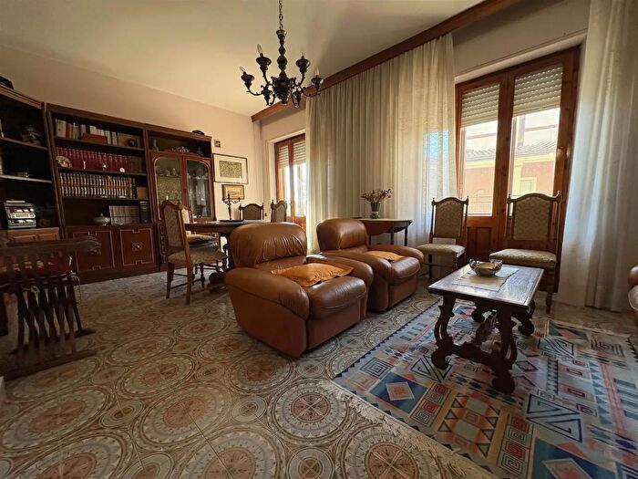 Appartamento con 6 locali in vendita in Via Repubblica, Lanusei