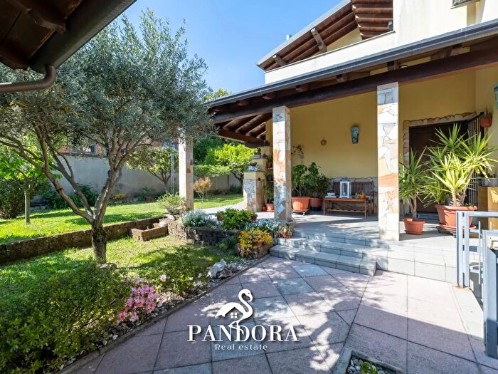 Casa con 10 locali in vendita in Via Perugia, Gallarate