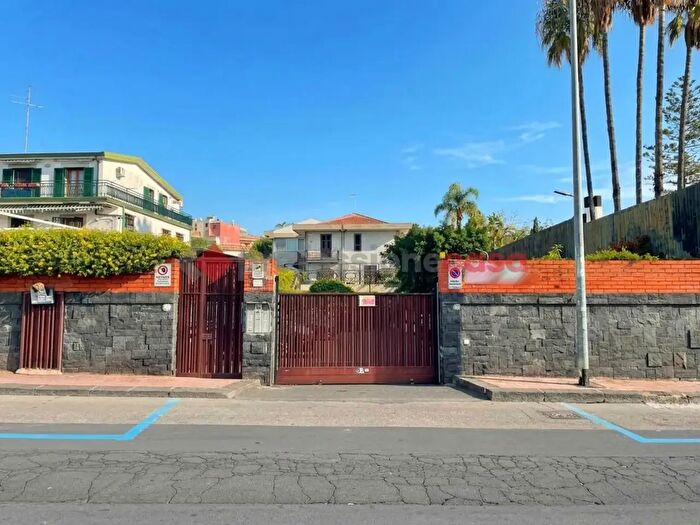 Appartamento bilocale in affitto in Via Antonello da Messina, Aci Castello