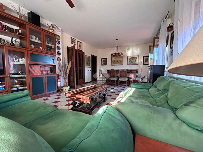 Appartamento con 6 locali in vendita in Via Ghiarettolo, Sarzana