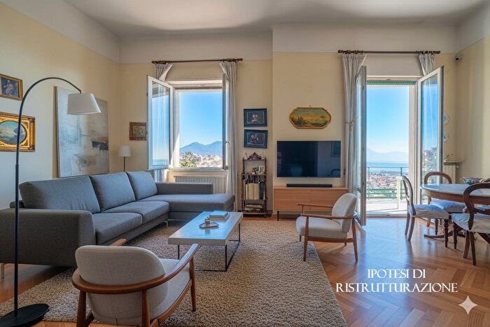 Appartamento con 5 locali in vendita in Via del Parco Grifeo, Napoli