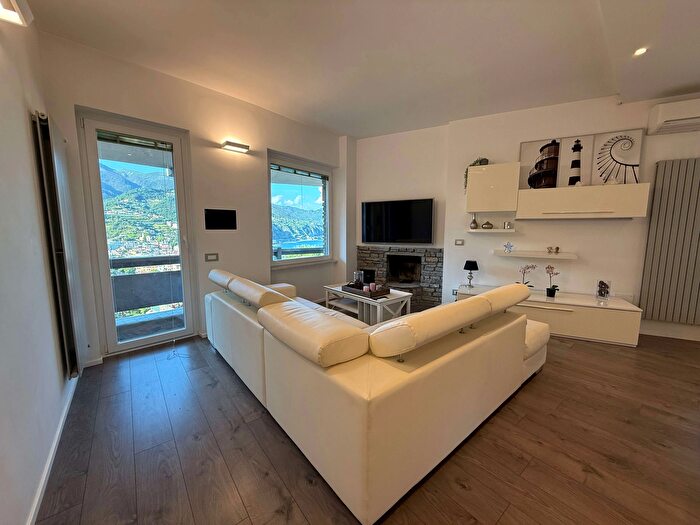 Appartamento con 6 locali in affitto in Via della Pineta, Arenzano