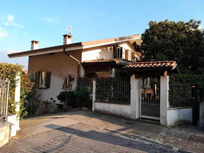 Casa con 6 locali in vendita in Via delle Magnolie, Piancogno