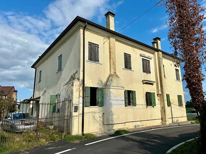 Casa con 5 locali in vendita in Via Palazzetto Snc, Casale Di Scodosia