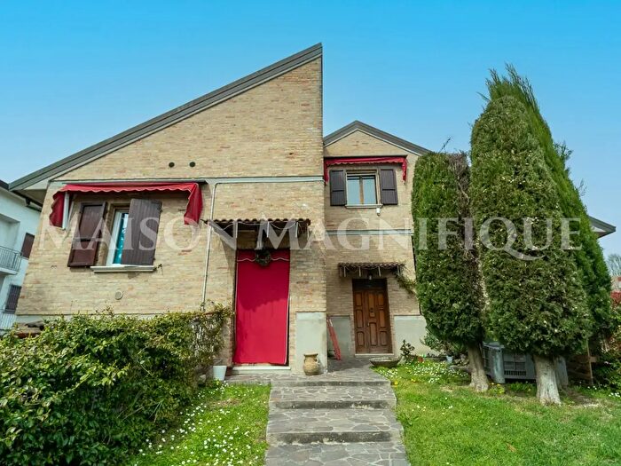 Casa con 7 locali in vendita in Via della Libertà, Tresignana