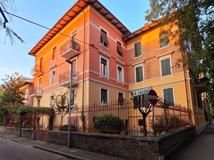 Appartamento quadrilocale in vendita in Via Jacopi, Modena