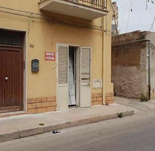 Appartamento con 5 locali in vendita in Via Pietro Luna, Castelvetrano