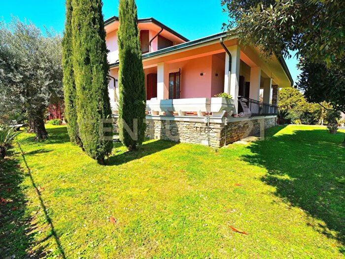 Casa con 11 locali in vendita in Via delle Molina, Pescia
