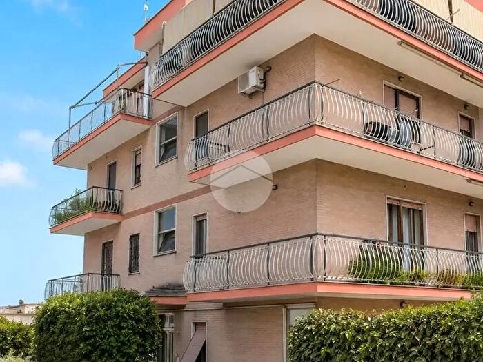 Appartamento trilocale in vendita in Via Montagnareale, Roma