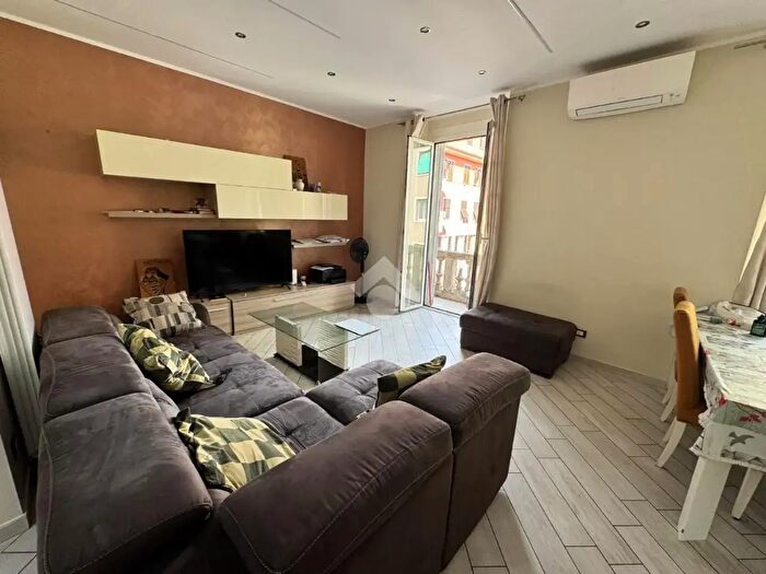 Appartamento con 7 locali in vendita in Via Carlo Rota, Genova