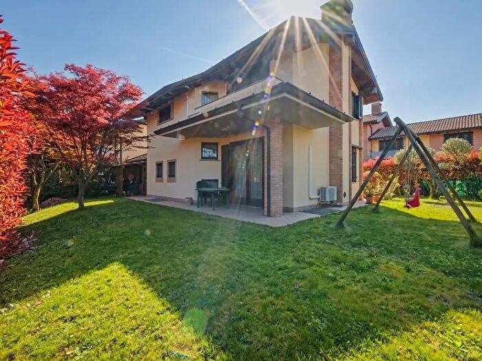 Casa con 8 locali in vendita in Via Isabella Tagliabue, Malnate