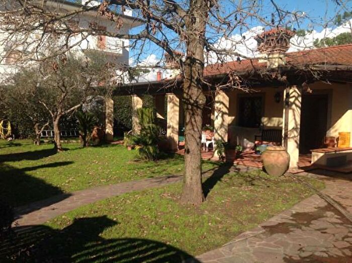 Casa con 6 locali in affitto in Forte Dei Marmi