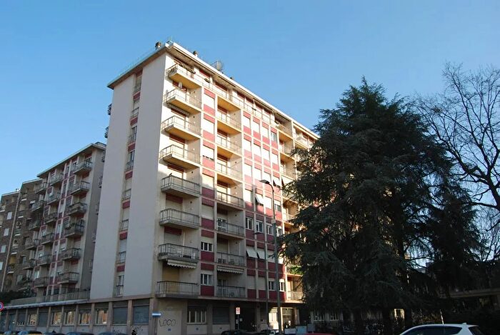 Appartamento trilocale in affitto in Via Lorenzo Perosi, Milano