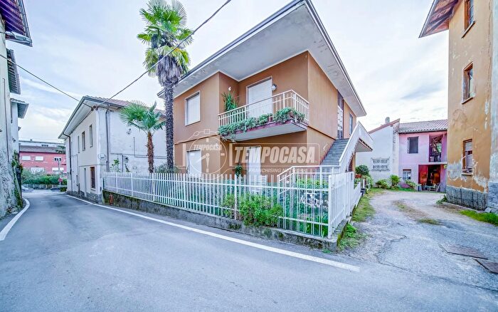 Casa quadrilocale in vendita in Cadrezzate con Osmate