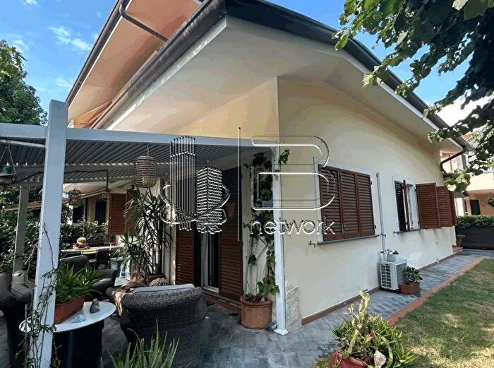Casa con 5 locali in vendita in Pietrasanta