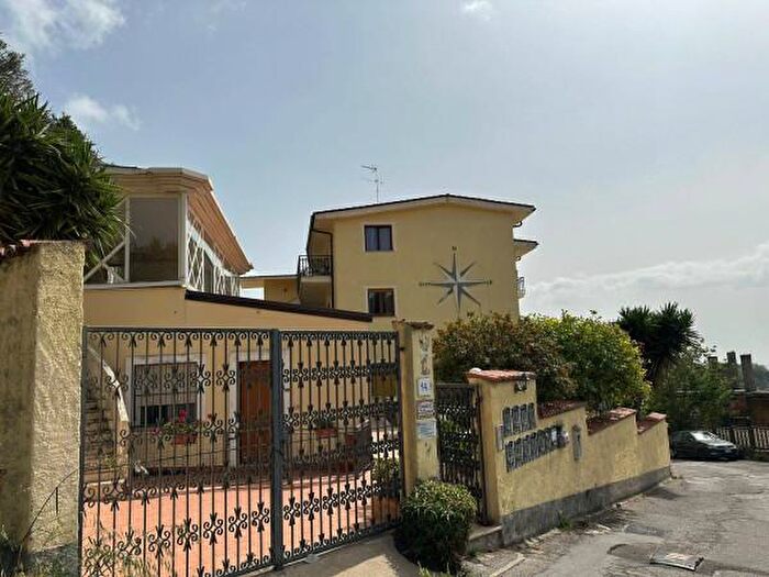 Appartamento quadrilocale in vendita in Via Fratelli Plutino, Catanzaro