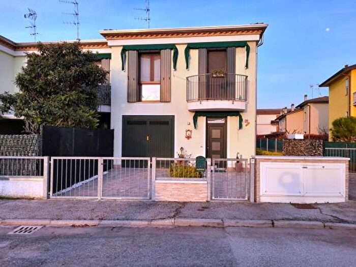 Casa con 5 locali in vendita in Via Ortigara, Copparo