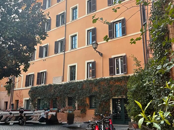 Appartamento trilocale in vendita in Piazza De' Renzi, Roma