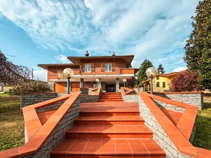 Casa con 6 locali in vendita in Corso Alba, Canale