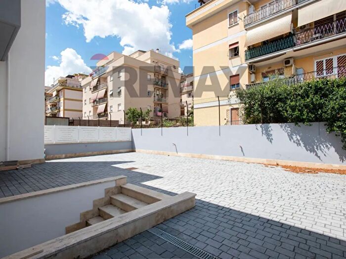 Appartamento trilocale in vendita in Via Sassonegro, Roma
