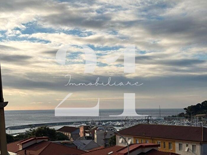 Appartamento trilocale in affitto in Via Monsignor Francesco Callandrone, Centro, Varazze