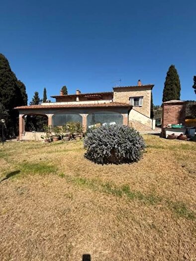 Casa con 6 locali in vendita in Via Villa, Volterra