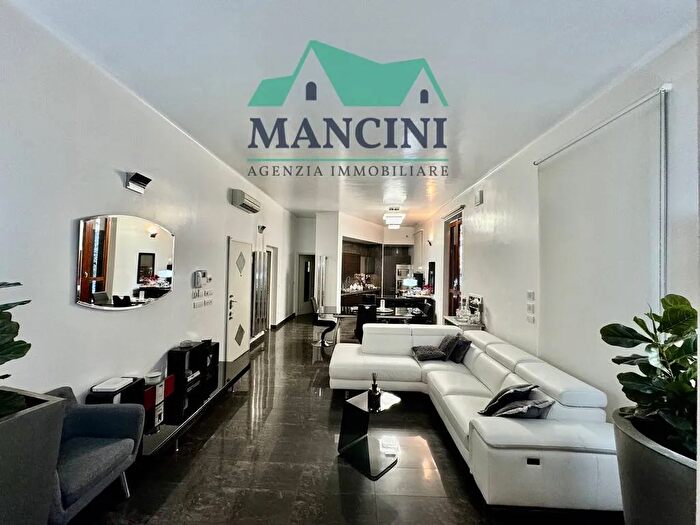 Appartamento con 5 locali in vendita in Viale Trieste, Jesi