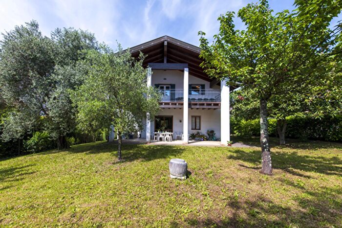 Casa con 15 locali in vendita in Capriva del Friuli Via Picolit, Capriva Del Friuli