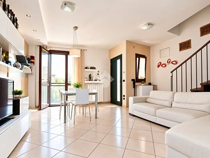 Casa quadrilocale in vendita in Via Ponte dei Bini, Agliana