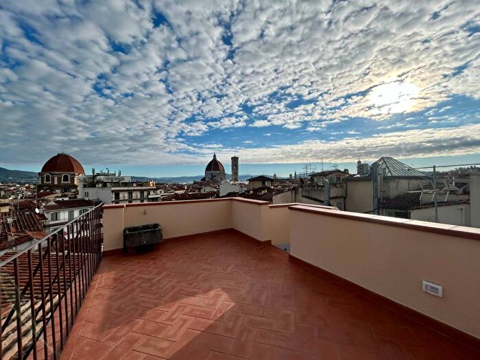 Casa quadrilocale in affitto in Piazza di Santa Maria Novella, Santa Maria Novella, Firenze