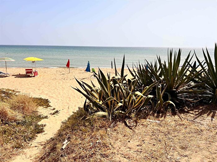 Casa con 10 locali in vendita in Via delle Margherite, Menfi