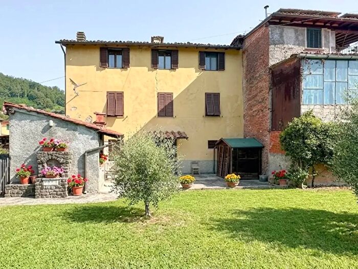 Casa con 6 locali in vendita in Via Roma, Gallicano