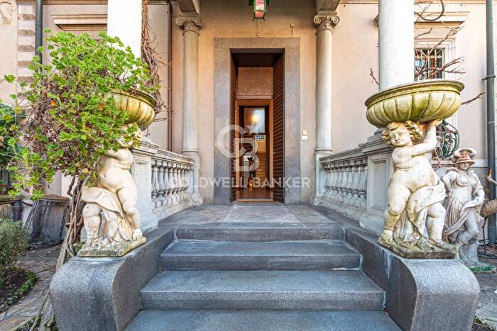 Casa con 15 locali in vendita in Milano