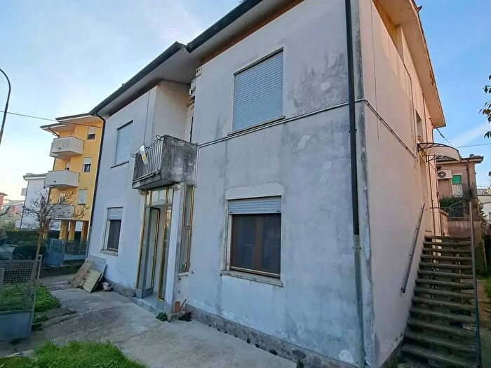 Casa con 12 locali in vendita in Via Mameli, Rovigo