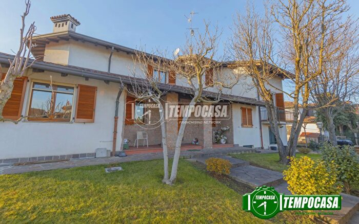 Casa con 10 locali in vendita in Via Don Minzoni, Gaggiano