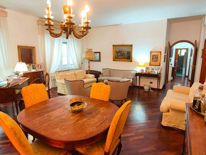 Appartamento con 6 locali in vendita in Piazza Leonardo, Piazza Canneto Salvator Rosa, Napoli